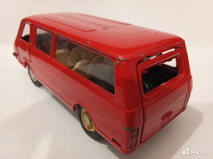 Модель автомобиля RAF-2203 А18 1/43 СССР