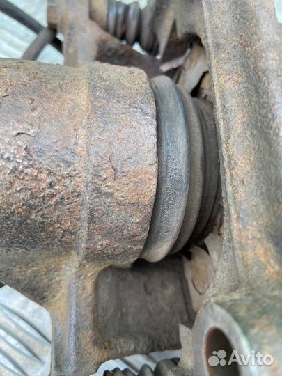 Суппорт передний левый Mercedes-Benz 190E W201