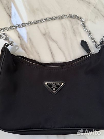 Сумка prada re edition 2005 в стиле бренда