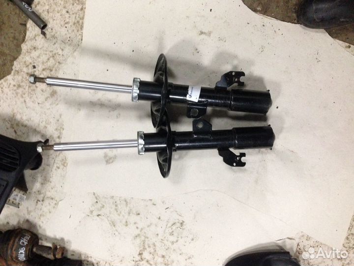 Передние амортизаторы Toyota Camry