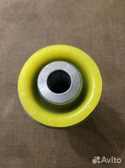 Саленблок передний Mitsubishi Pagero