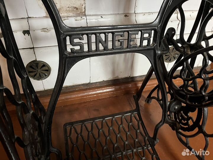 Швейная машина Singer на чугунной станине