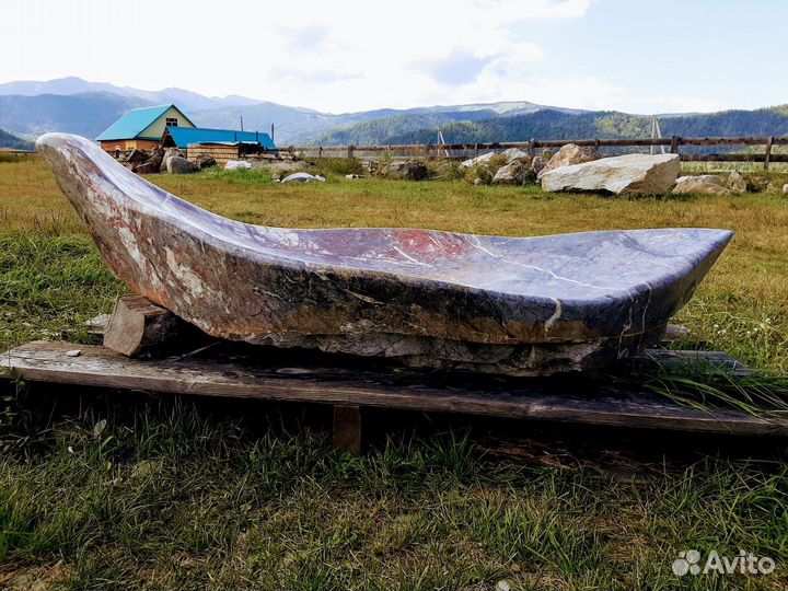 Каменный лежак из нефрита, яшмы