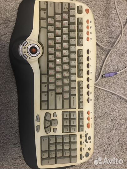 Клавиатура (игровая возможно) проводная и модем в