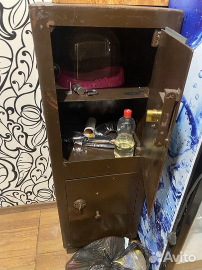 Сейф металлический