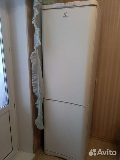 Холодильник Indezit C240G