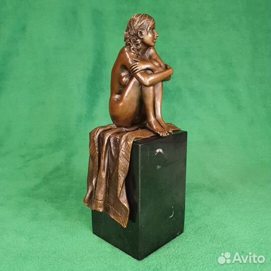 Бронзовая статуэтка Обнаженная на покрывале