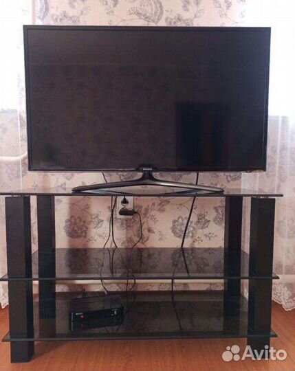 Стеклянная тумба под тв