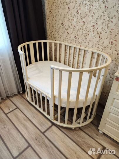 Детская кроватка с маятником