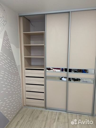 Шкаф купе с зеркальными дверцами