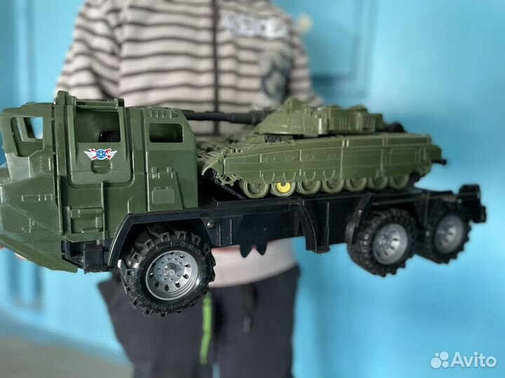 Игрушечный автомобиль с танком
