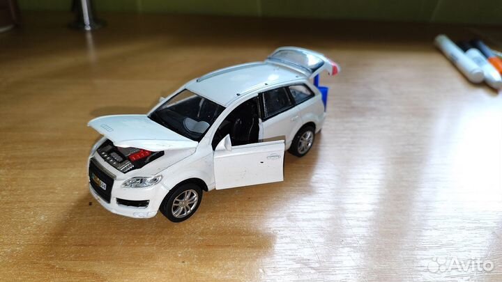 Игрушечная машинка