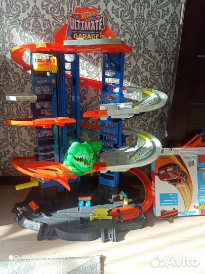 Hot wheels трек гараж с динозавром