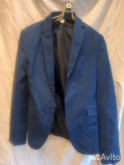 Школьный пиджак синий мятый нужно гладить