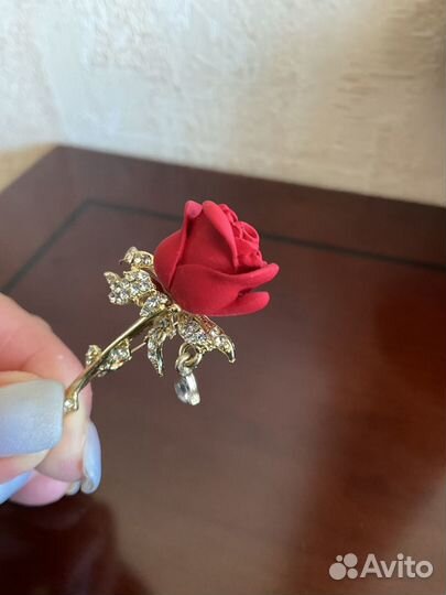 Новая брошь Красная роза бижутерия