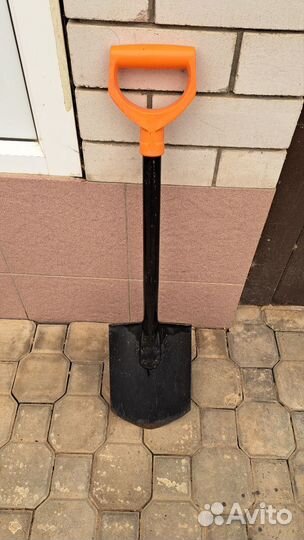 Лопата автомобильная штыковая укороченная fiskars