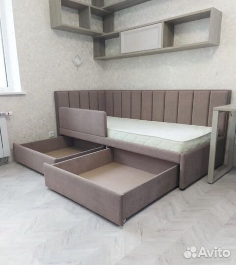 Кровать детская с выдвижными ящиками