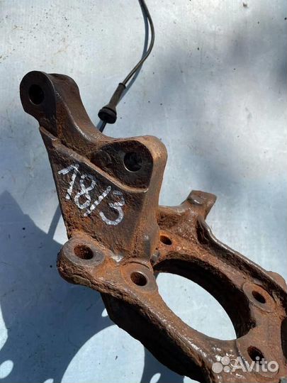 Кулак поворотный передний правый 31200316