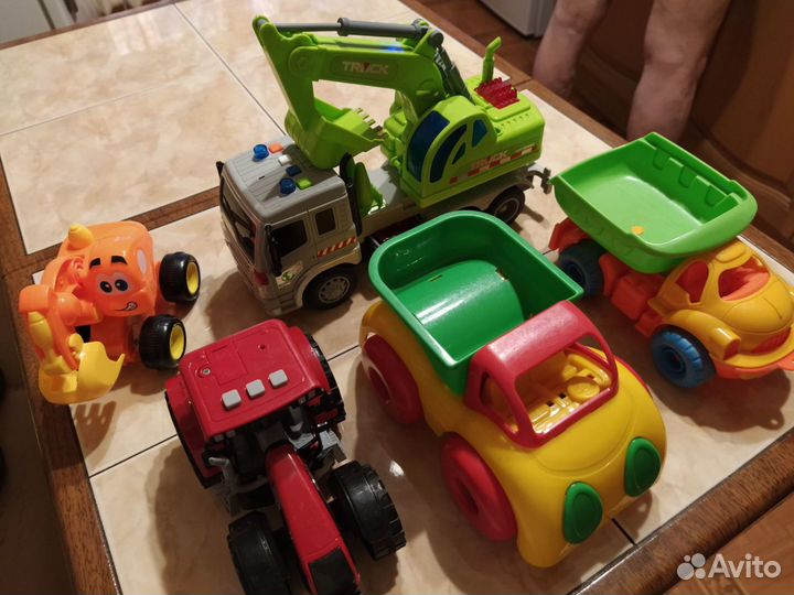 Детские игрушки: машинки, трактор