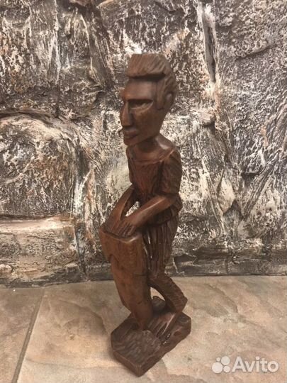 Старенькая статуэтка Африка. Мужчина с барабаном