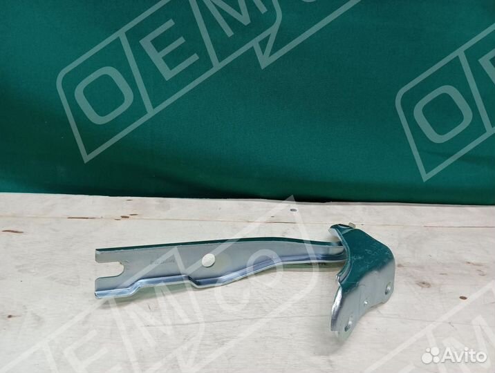 Петля капота Шкода Рапид