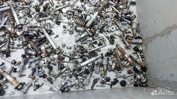 Б/У Болты комплект Состояние отличное, оригинал