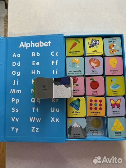 Книга и деревянные пазлы на английском