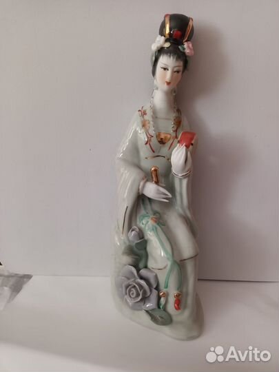 Фарфоровая статуэтка