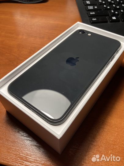 iPhone SE, 64 ГБ