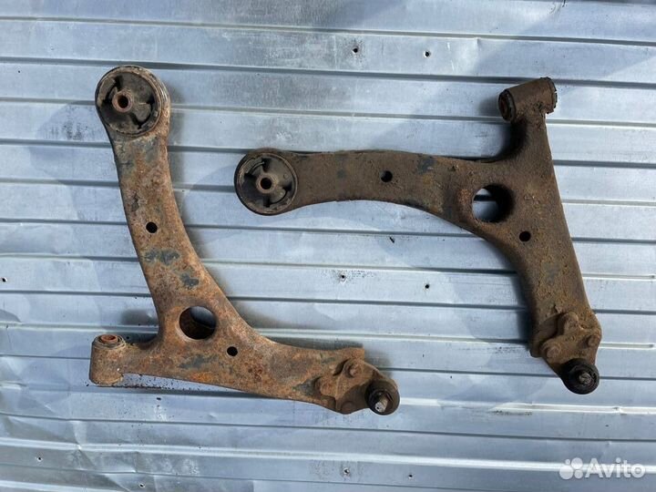 Авенсис 2 250 рычаг передний