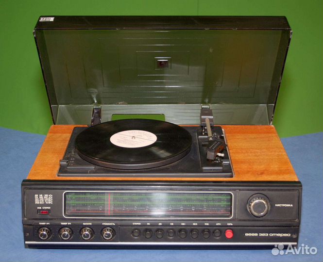 Проигрыватель пластинок винила. Рабочий