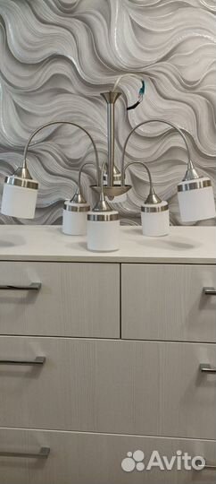 Продается комод.тумбочка люстра и две картины