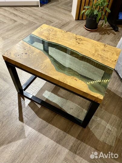 Стол из слэба горного тополя с рекой из стекла