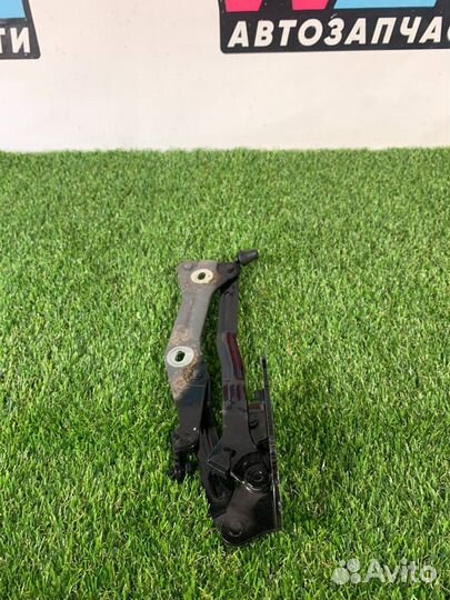 Петля крышки багажника левая Ford Mustang