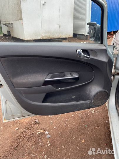 Дверные карты,обшивка двери Opel Corsa D