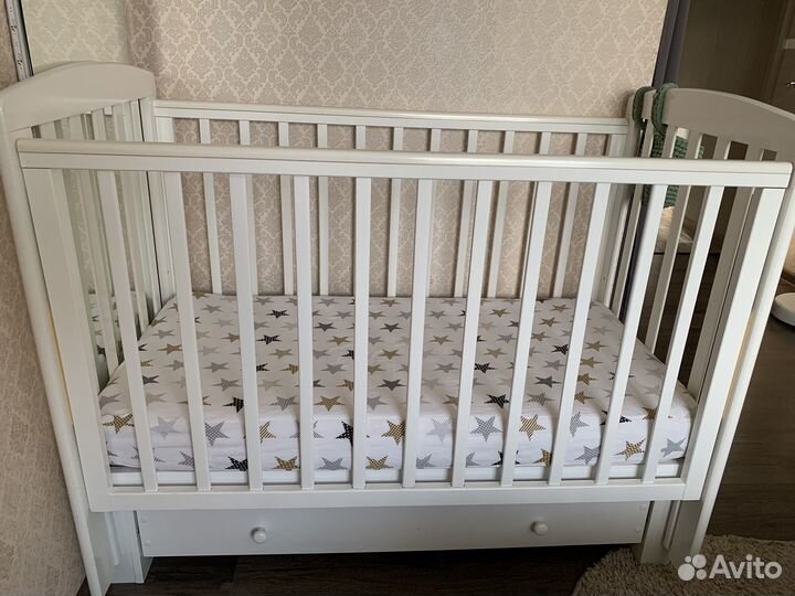 Детская кроватка с маятником и ящиком