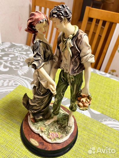 Статуэтка фарфоровая новая