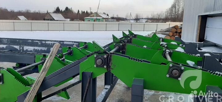 Поперечный транспортёр с разобщителем бревна