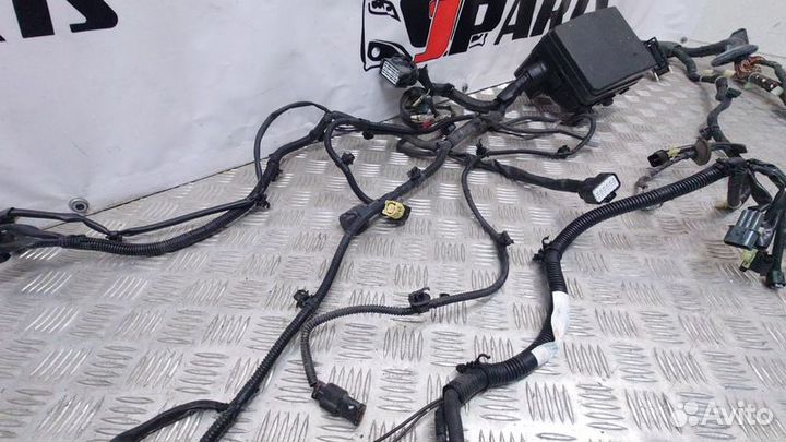 Блок предохранителей подкапотный Mitsubishi Outlan