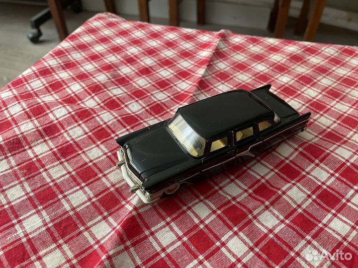Модель Газ-13 Чайка масштаб 1:43