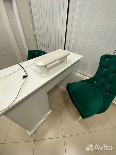 Маникюрный стол и 2 стула