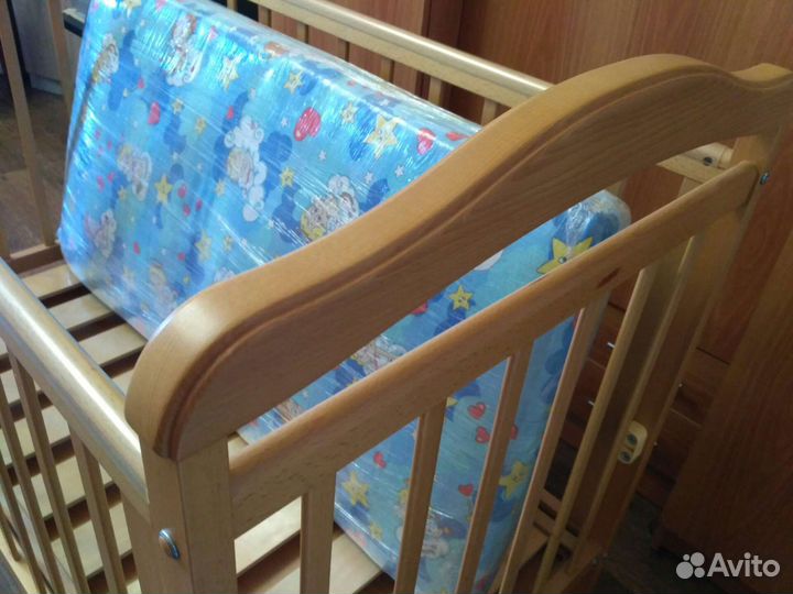 Кроватка с матрасом, ящиком, маятником