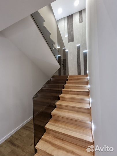 Стеклянные ограждения лестничного марша