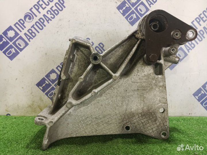 Кронштейн кабины передний правый Renault Premium