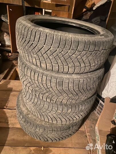 Pirelli Ice Zero FR 215/55 R17