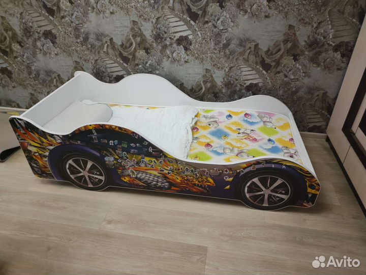 Детская кровать машина
