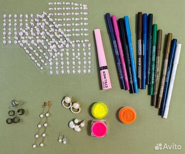 Набор косметики и аксессуаров