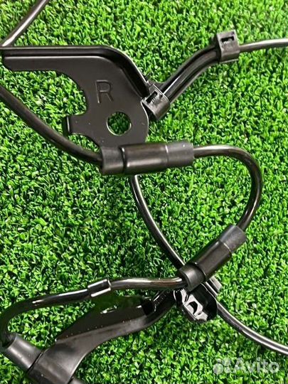 Датчик скорости передний правый Toyota Hilux