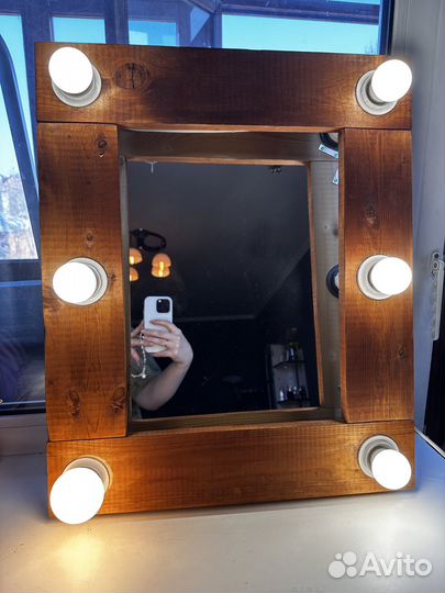 Гримерное зеркало с лампочками