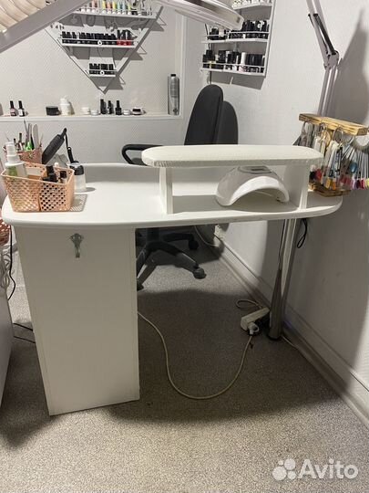 Маникюрный стол